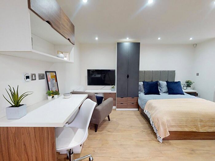 Apartment To Rent In Apt, Clarendon Road #, LS2