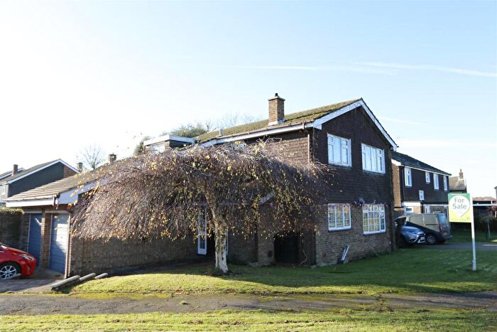 4 Bedroom Detached House For Sale In Birch Close, Broom, SG18