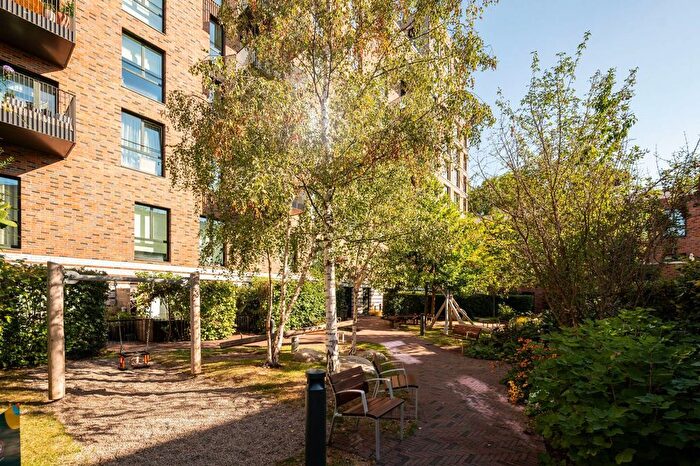 2 Bedroom Flat To Rent In Heygate Street, Elephant And Castle, London, SE17