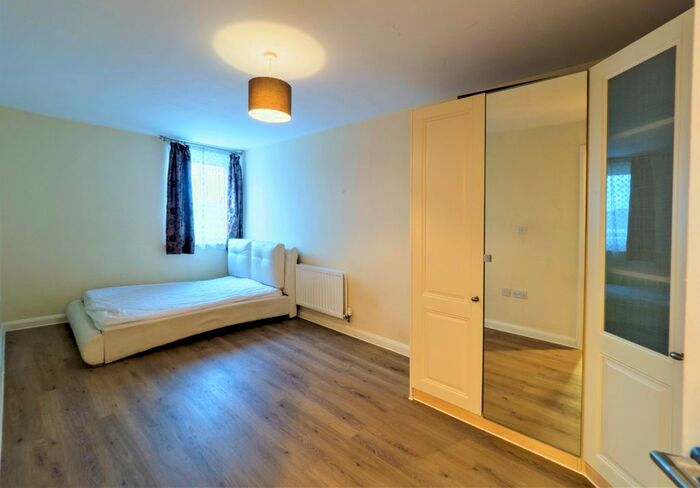 2 Bedroom Flat To Rent In Royal Court, Queen Marys Avenue, Watford, Hertfordshire, WD18