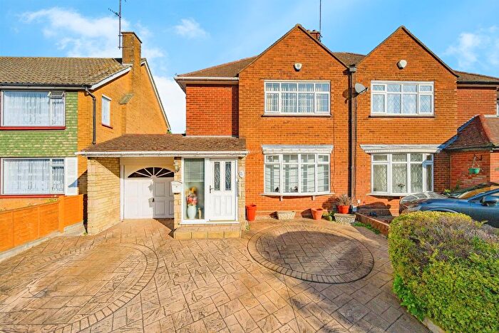 3 Bedroom Semi-Detached House For Sale In Hemingford Drive, Luton, LU2