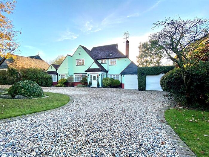 4 Bedroom Detached House For Sale In The Avenue, Potters Bar, EN6