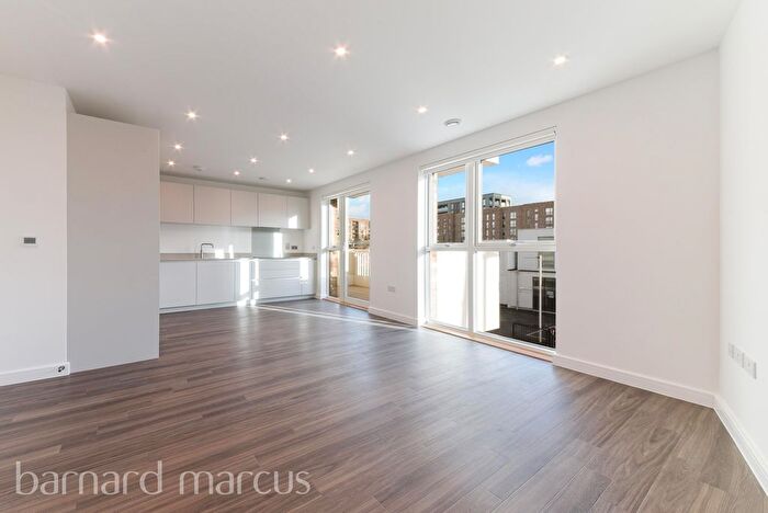 2 Bedroom Flat To Rent In Enfield Road, Acton Gardens, W3