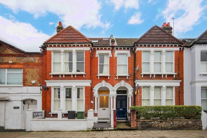4 Bedroom Flat To Rent In Edgeley Road, London, SW4