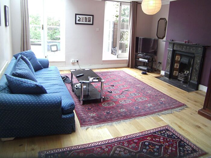4 Bedroom Semi-Detached House To Rent In Very Near Margravine Road Area, Hammersmith Charing Cross Hospital Area, W6