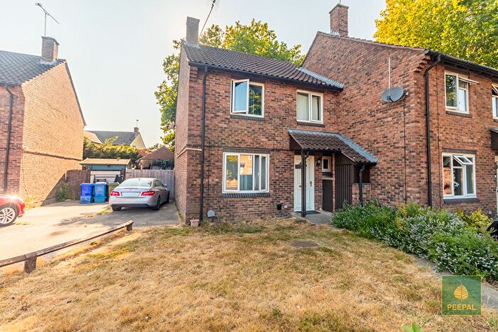 3 Bedroom Semi Detached House For Sale In Water Lane, Farnborough, GU14