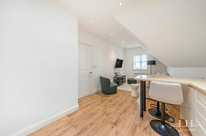 2 Bedroom Apartment For Sale In St James Court, West Horndon, CM13