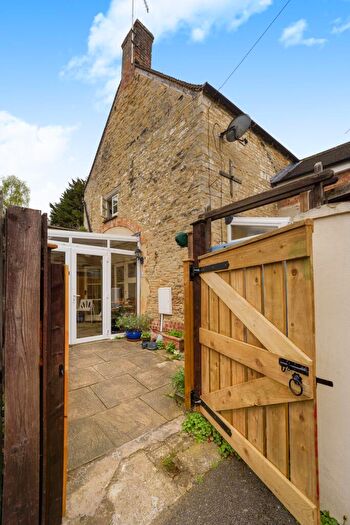 2 Bedroom Semi-Detached House For Sale In Stables Cottage, West End, OX28