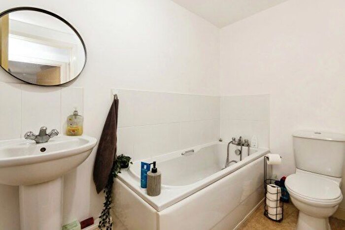 2 Bedroom Flat To Rent In Binding Close, Nottingham, NG5