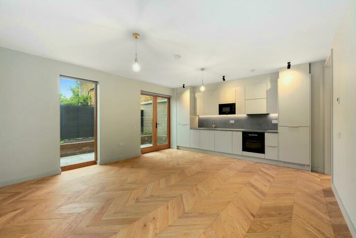 2 Bedroom Flat To Rent In Spire Mews, London, N4