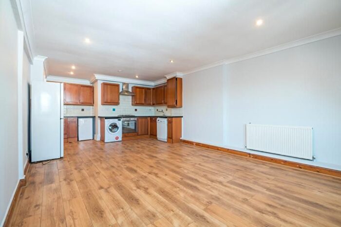 3 Bedroom Flat To Rent In Rye Lane, London, SE15