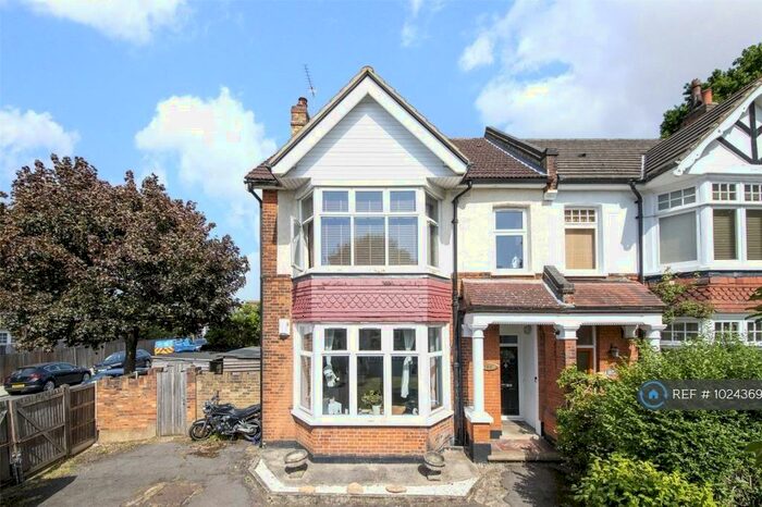 2 Bedroom Flat To Rent In Grove Park, London, SE12