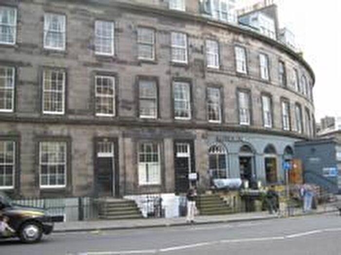 3 Bedroom Flat To Rent In Broughton Street, New Town, Edinburgh, EH1