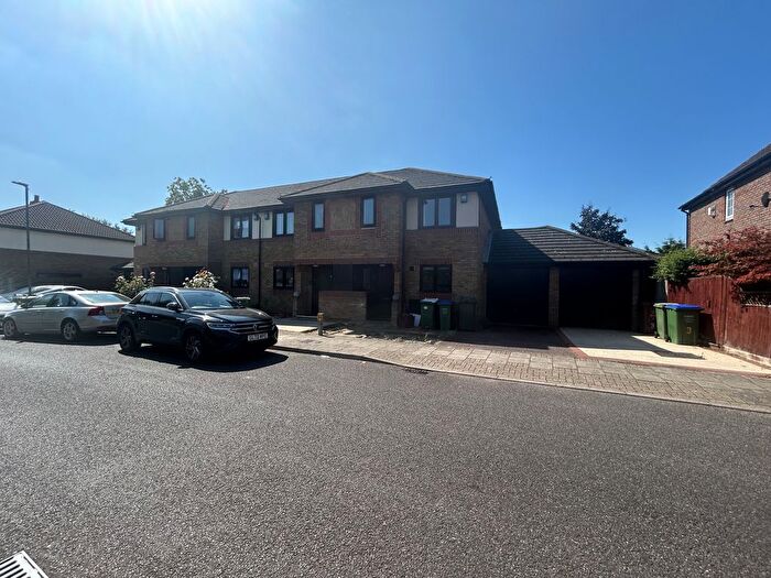 3 Bedroom Property To Rent In Baytree Close, The Hollies, Sidcup, DA15