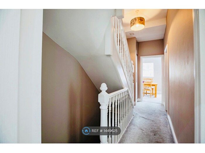 3 Bedroom Flat To Rent In Tooting, London, SW17