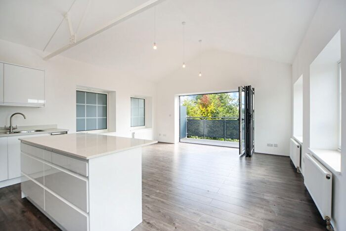 3 Bedroom Flat To Rent In London Street, Chertsey, KT16