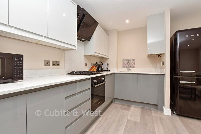 1 Bedroom Flat For Sale In Heron Way, Wallington, Surrey, SM6