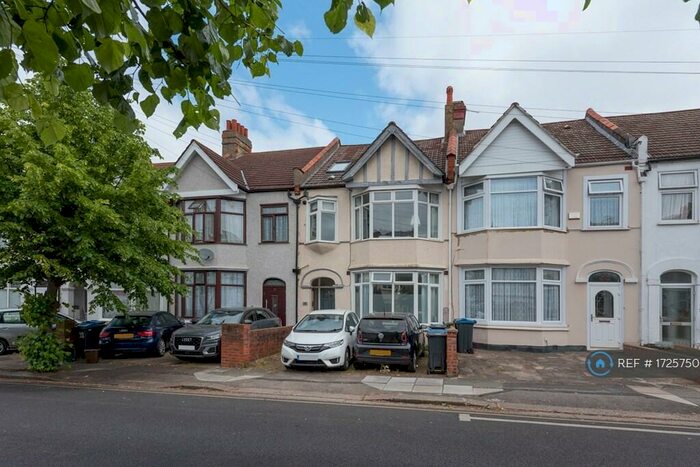 2 Bedroom Flat To Rent In Park Avenue, Mitcham, CR4