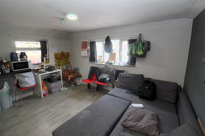 3 Bedroom Flat To Rent In Lower Cathedral Road, Cardiff, CF11