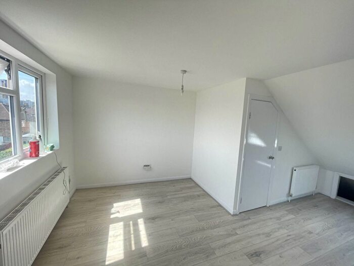 3 Bedroom Maisonette To Rent In Tennyson Road, Hounslow, TW3