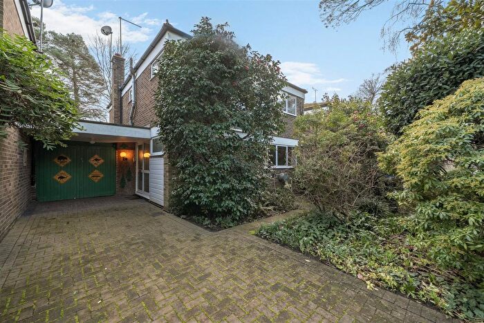 3 Bedroom Link Detached House For Sale In The Paddock, Crowthorne, Berkshire, RG45