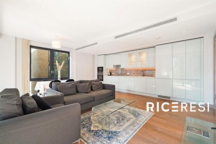 3 Bedroom Flat To Rent In Drapers Yard, London, SW18