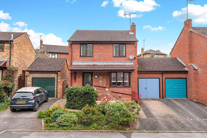 3 Bedroom Link Detached House For Sale In Foscote Rise, Banbury, OX16