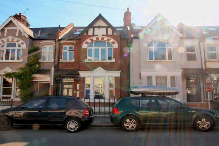 3 Bedroom Flat To Rent In Ribblesdale Road, Streatham, SW16