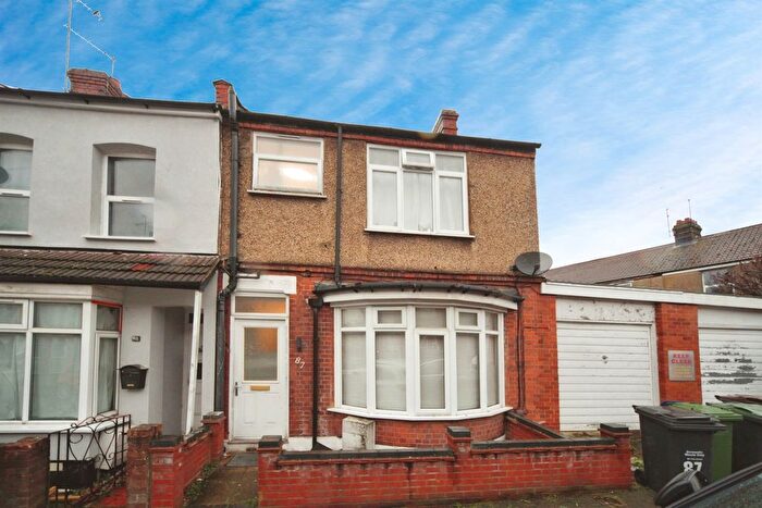 3 Bedroom End Terrace House For Sale In Talbot Road, Luton, LU2
