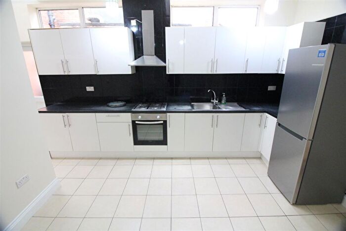 3 Bedroom Flat To Rent In Bulstrode Avenue, Hounslow, TW3