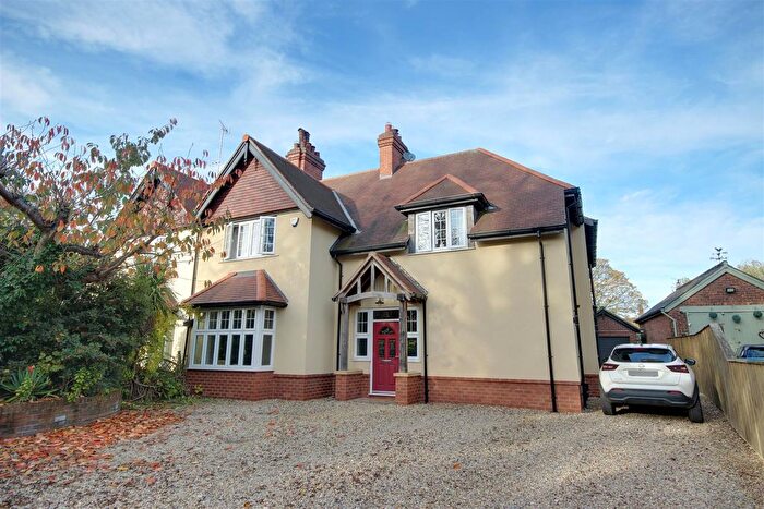 5 Bedroom Semi-Detached House For Sale In The Triangle, North Ferriby, HU14