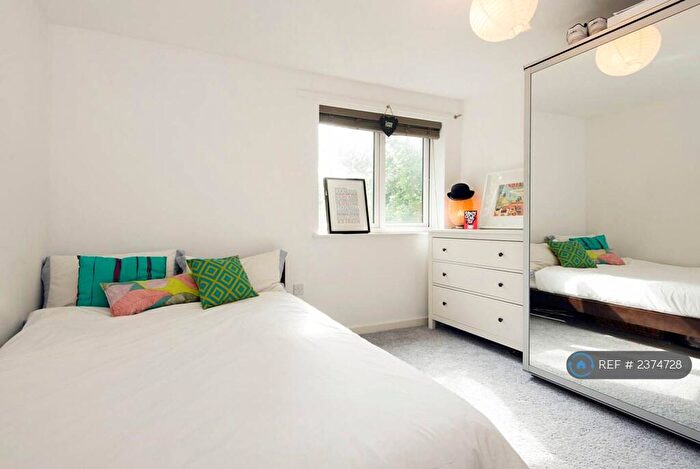 1 Bedroom Flat To Rent In Oakleigh Court, London, N1