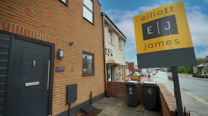 2 Bedroom Cottage To Rent In Church Hill, Loughton, IG10