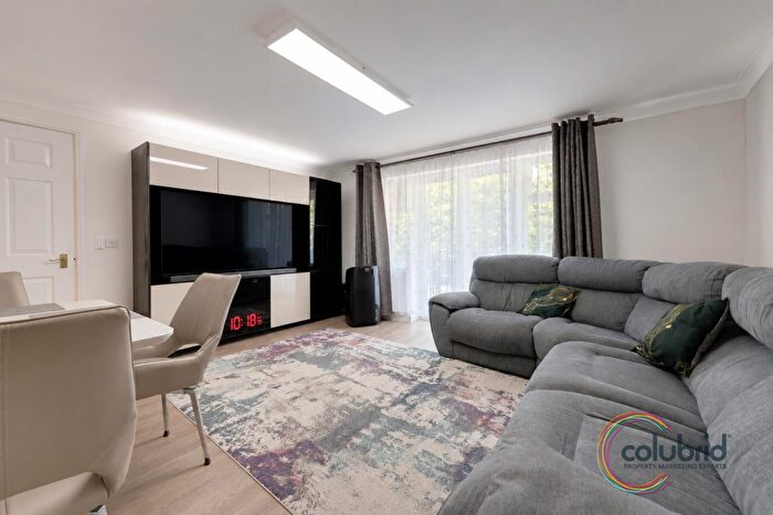 2 Bedroom Flat For Sale In Caspian Way, Purfleet-On-Thames, RM19