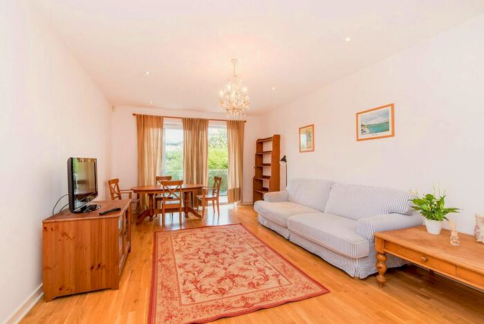 2 Bedroom Flat To Rent In Melliss Avenue, Kew, Richmond, TW9