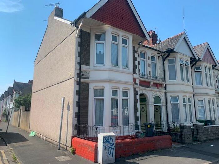 3 Bedroom Apartment To Rent In Merches Gardens, Cardiff, CF11