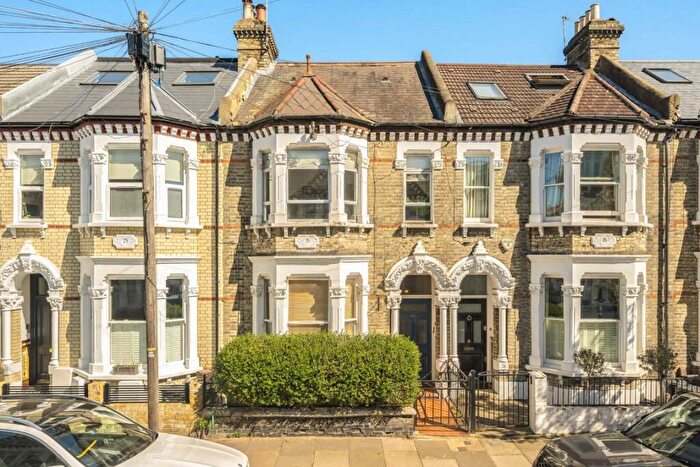 2 Bedroom Flat For Sale In Thirsk Road, London, SW11