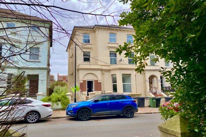 1 Bedroom Flat To Rent In Upperton Gardens, Eastbourne, BN21