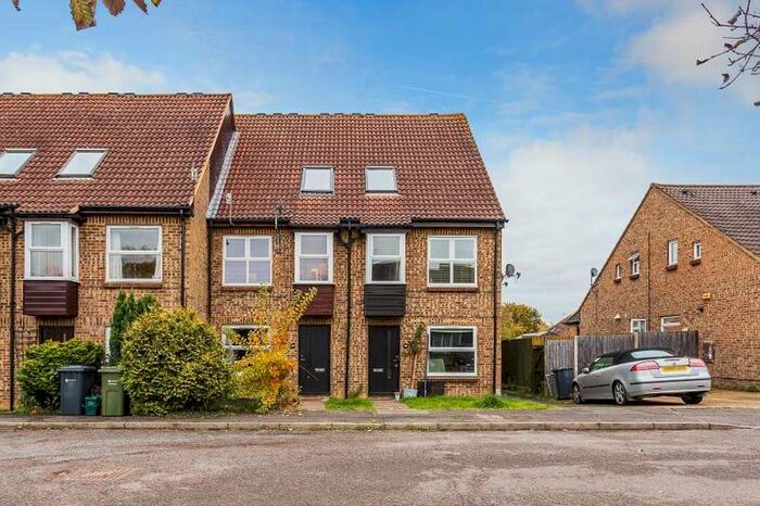 2 Bedroom Ground Flat To Rent In Bradfield Close, Burpham, GU4