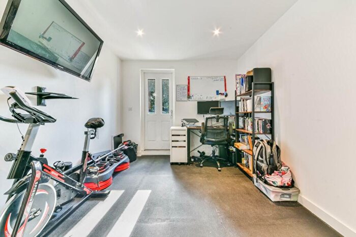 3 Bedroom End Of Terrace House For Sale In Hayton Crescent, Tadworth, KT20