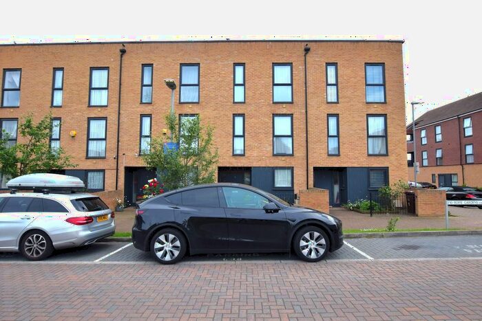 5 Bedroom Terraced House To Rent In Roffe Gardens, Dagenham, RM8