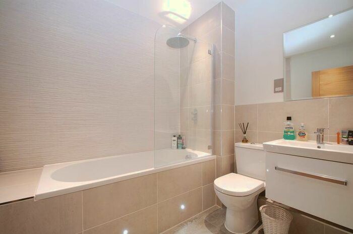 1 Bedroom Flat To Rent In Windsor Street, Chertsey, KT16