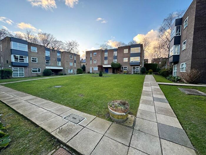 2 Bedroom Flat To Rent In Robinwood Court, Roundhay, Leeds, LS8