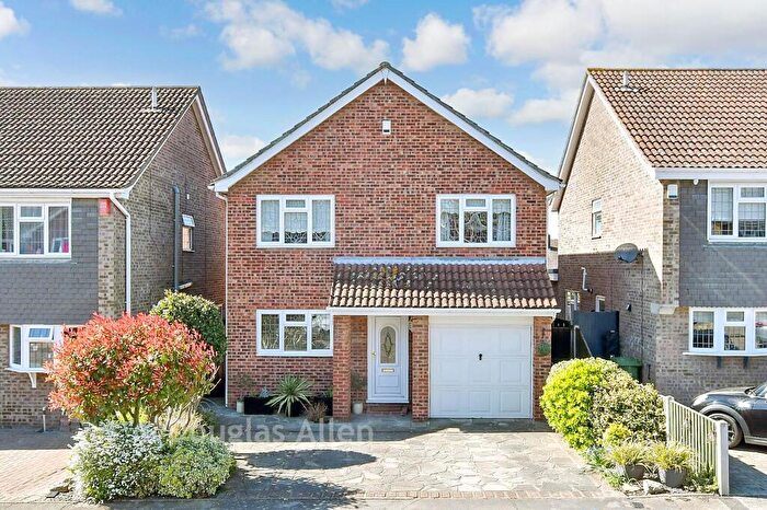 4 Bedroom Detached House For Sale In Ilfracombe Crescent, Hornchurch, Essex, RM12