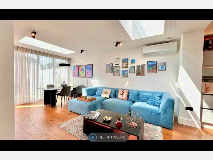 2 Bedroom Flat To Rent In King Charles Road, Surbiton, KT5