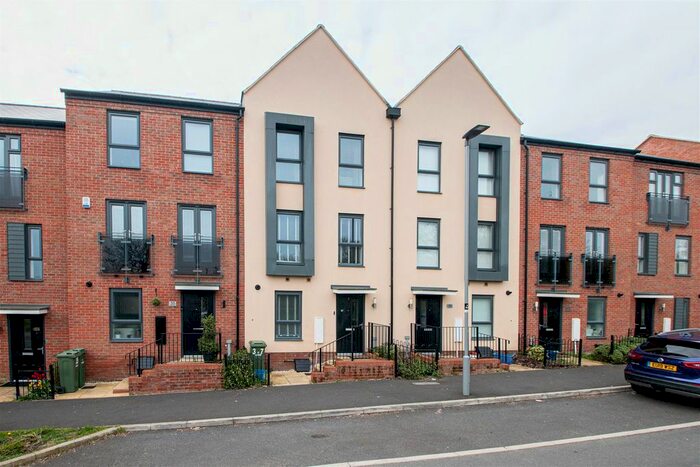 4 Bedroom Town House To Rent In Randall Avenue, Whitehouse, Milton Keynes, MK8