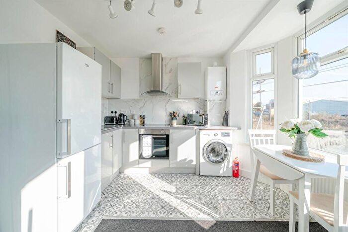 2 Bedroom Apartment To Rent In Park Avenue Road, London, N17