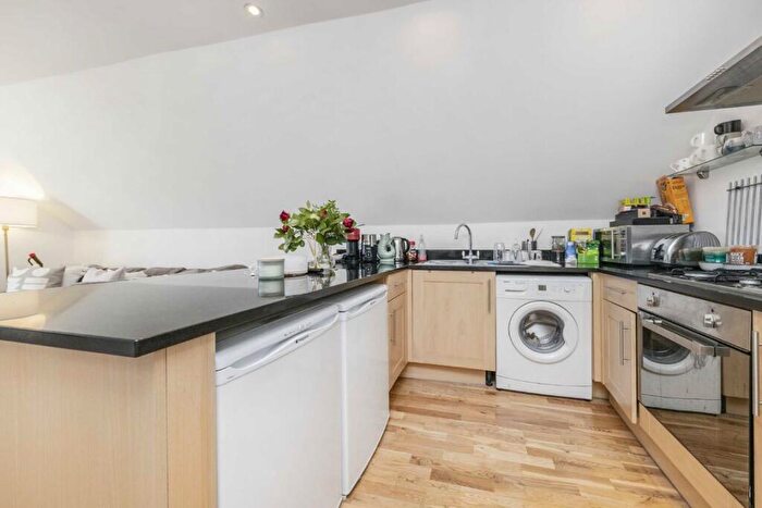 2 Bedroom Flat To Rent In Bedford Hill, Balham, SW12