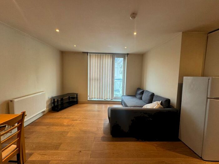 2 Bedroom Apartment To Rent In High Street London, N8