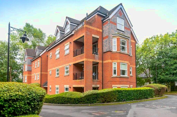 2 Bedroom Flat To Rent In Allerton Park, Leeds, West Yorkshire, Uk, LS7